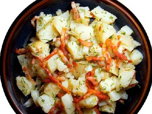 Картофельный салат с копченой скумбрией и яблоком